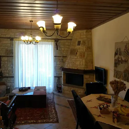 La Casa Di Pietra Karpenísion
